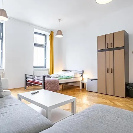 Near Danube & Millenium Tower - Massive Shared 4Br Apt Vienna Exterior photo