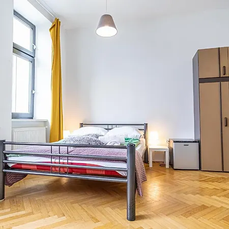 Near Danube & Millenium Tower - Massive Shared 4Br Apt Vienna Exterior photo