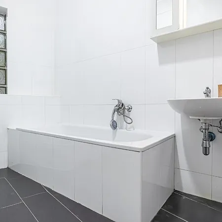 Near Danube & Millenium Tower - Massive Shared 4Br Apt Vienna Exterior photo