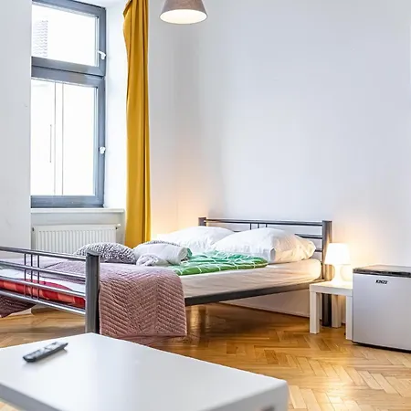 Near Danube & Millenium Tower - Massive Shared 4Br Apt Vienna Exterior photo