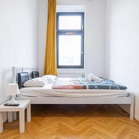 Near Danube & Millenium Tower - Massive Shared 4Br Apt Vienna Exterior photo