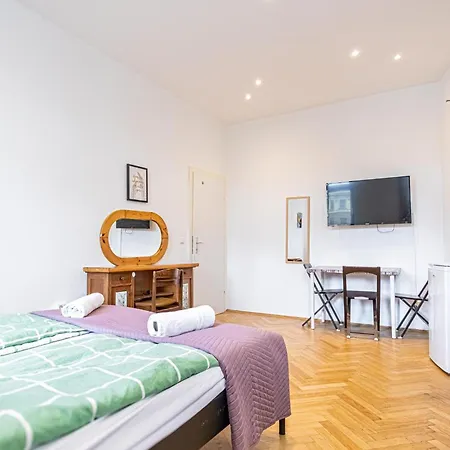 Near Danube & Millenium Tower - Massive Shared 4Br Apt Vienna Exterior photo