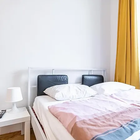 Near Danube & Millenium Tower - Massive Shared 4Br Apt Vienna Exterior photo