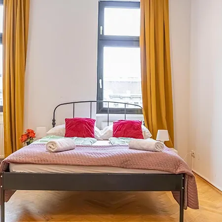 Near Danube & Millenium Tower - Massive Shared 4Br Apt Vienna Exterior photo