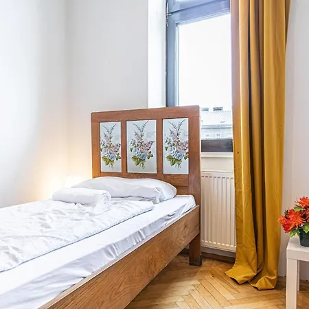 Near Danube & Millenium Tower - Massive Shared 4Br Apt Vienna Exterior photo