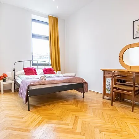 Near Danube & Millenium Tower - Massive Shared 4Br Apt Vienna Exterior photo