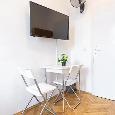 Near Danube & Millenium Tower - Massive Shared 4Br Apt Vienna Exterior photo
