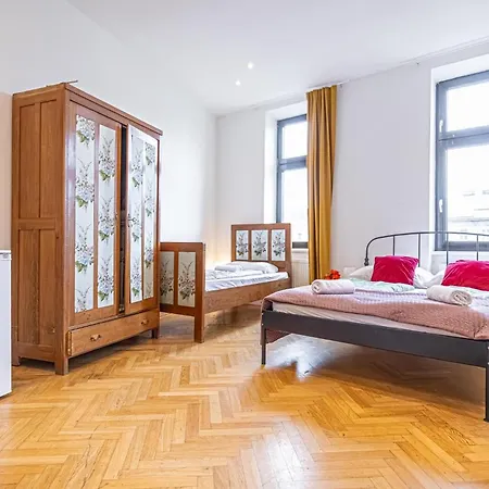 Near Danube & Millenium Tower - Massive Shared 4Br Apt Vienna Exterior photo