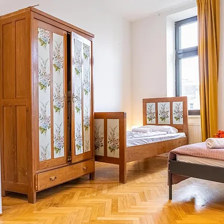 Near Danube & Millenium Tower - Massive Shared 4Br Apt Vienna Exterior photo
