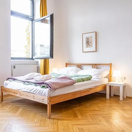 Near Danube & Millenium Tower - Massive Shared 4Br Apt Vienna Exterior photo