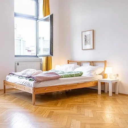 Near Danube & Millenium Tower - Massive Shared 4Br Apt Vienna Exterior photo