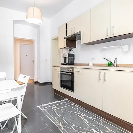 Near Danube & Millenium Tower - Massive Shared 4Br Apt Vienna Exterior photo