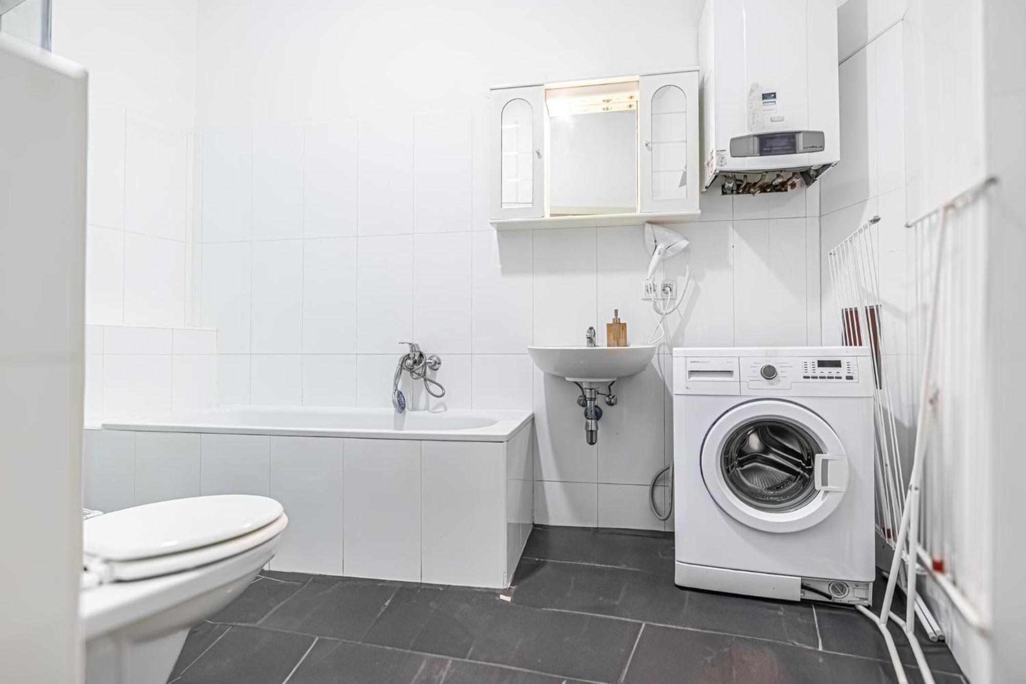 Near Danube & Millenium Tower - Massive Shared 4br