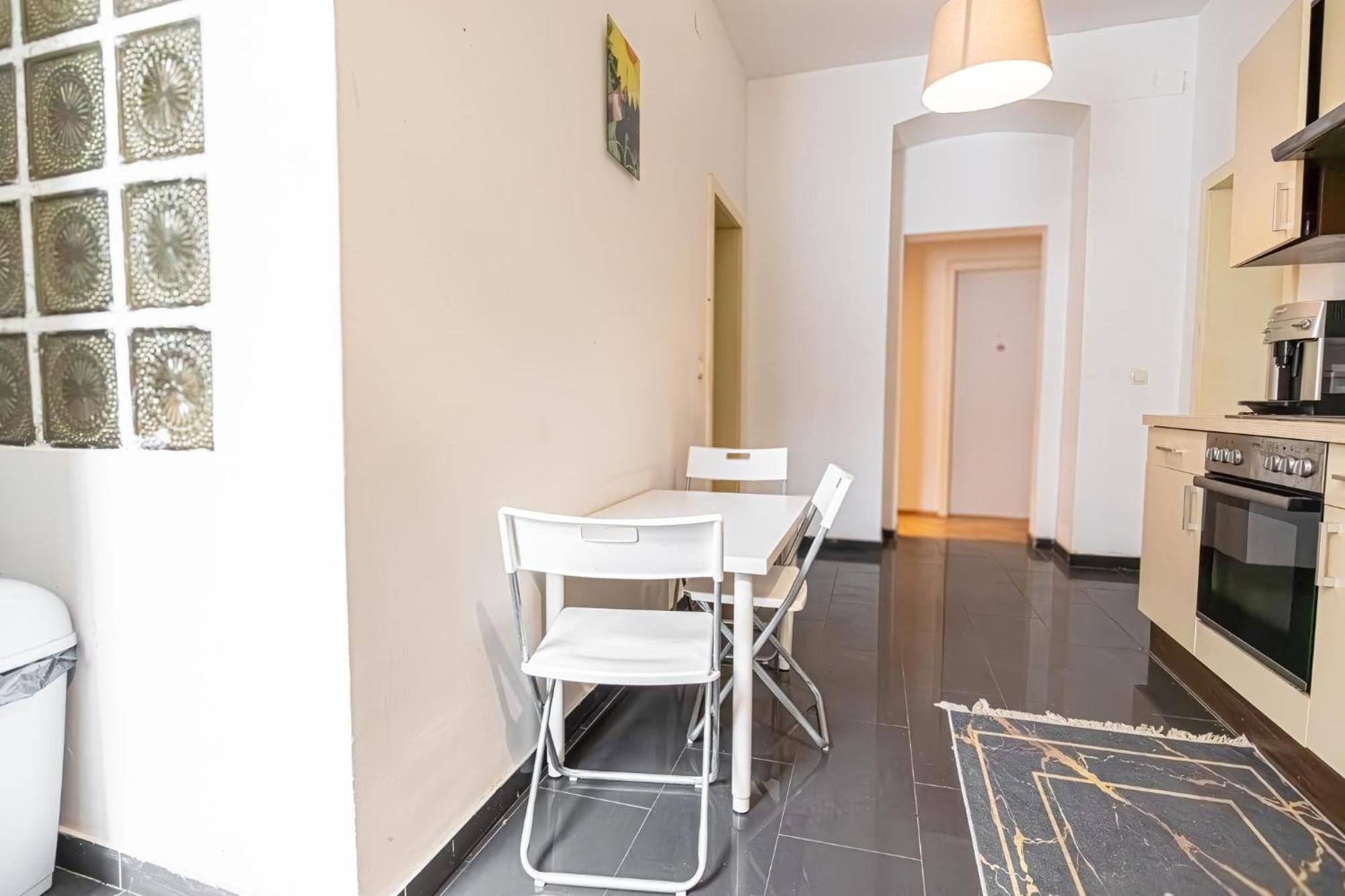 Apartment Near Danube & Millenium Tower - Massive Shared 4br *