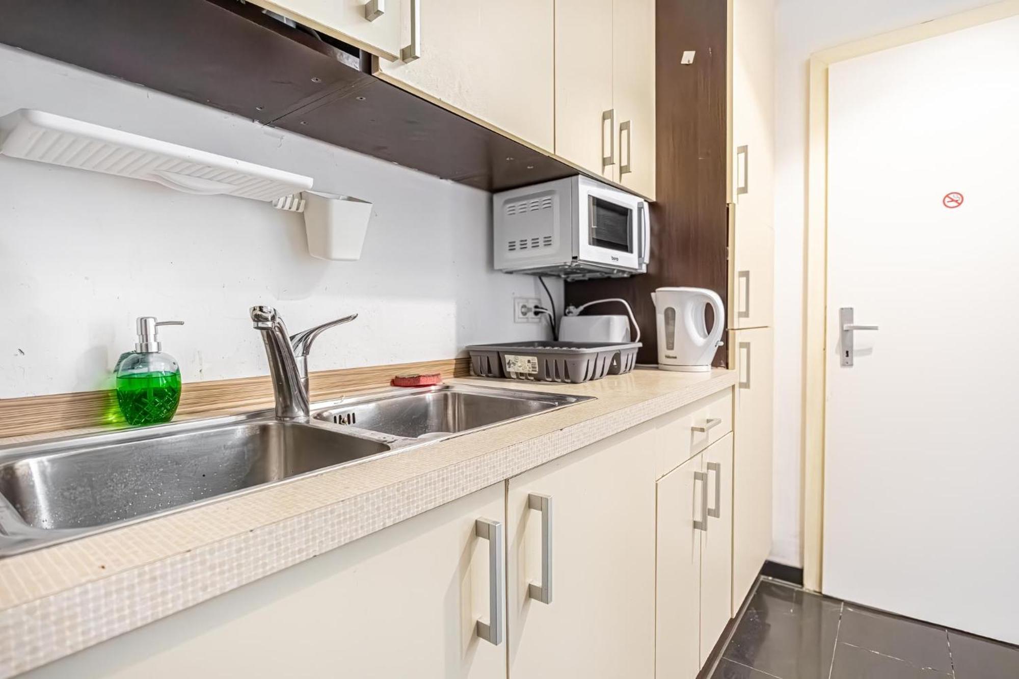 Near Danube & Millenium Tower - Massive Shared 4br * Vienna