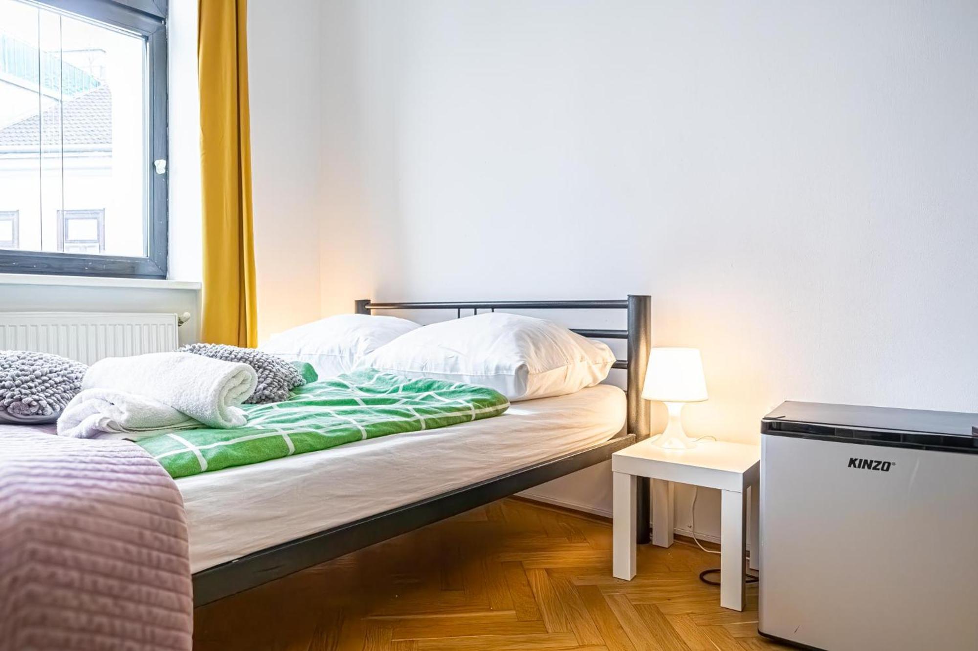 Apartment Near Danube & Millenium Tower - Massive Shared 4br