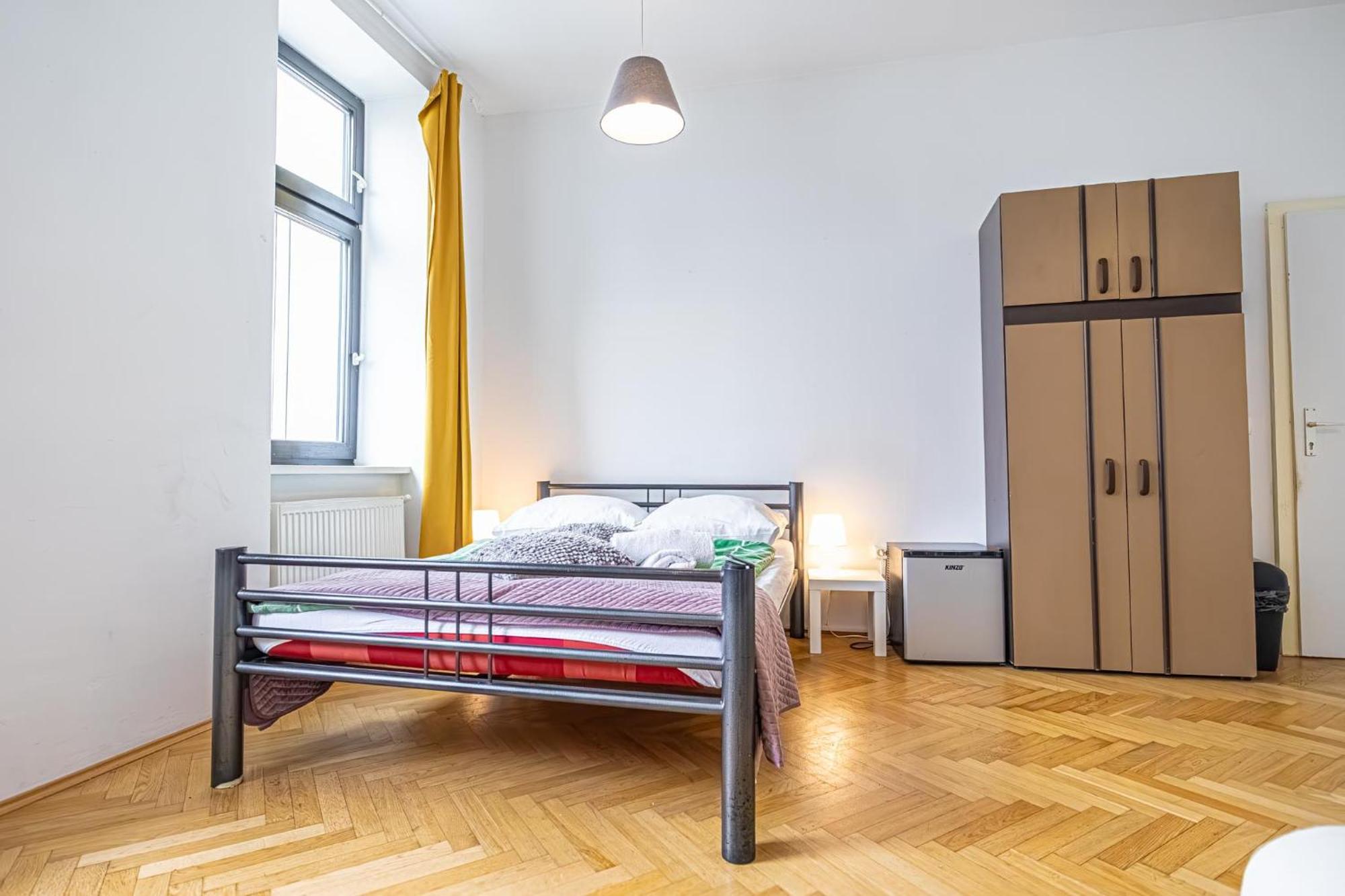 Near Danube & Millenium Tower - Massive Shared 4br Apartment Vienna