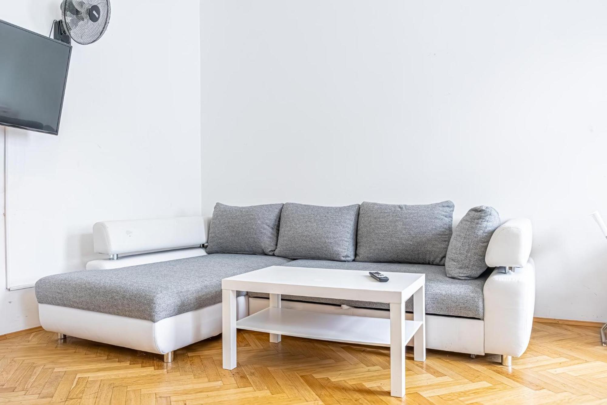 Near Danube & Millenium Tower - Massive Shared 4br Apartment *