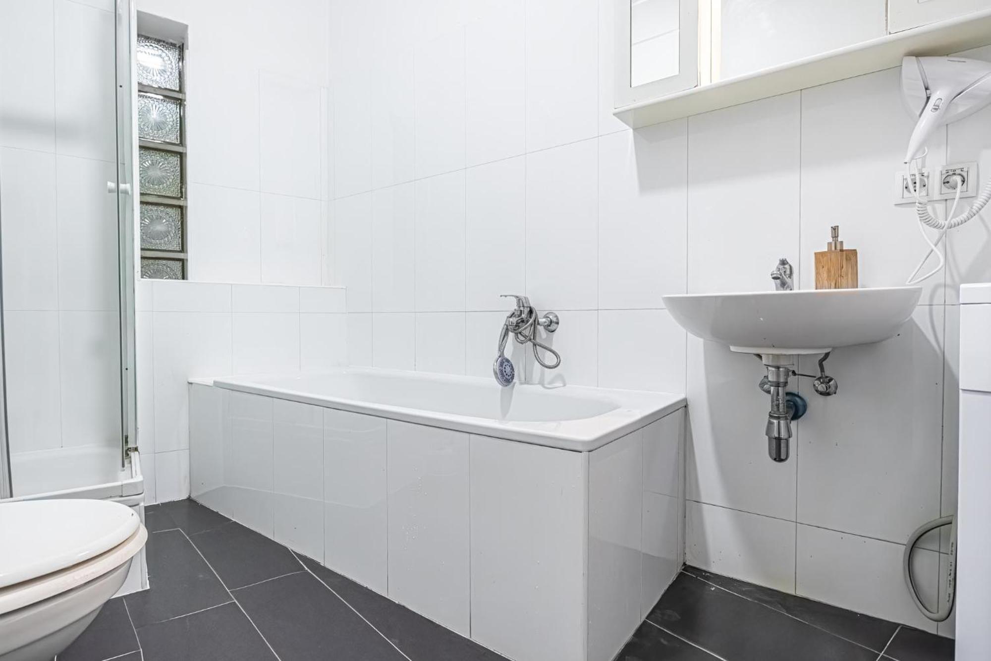 Apartment Near Danube & Millenium Tower - Massive Shared 4br *