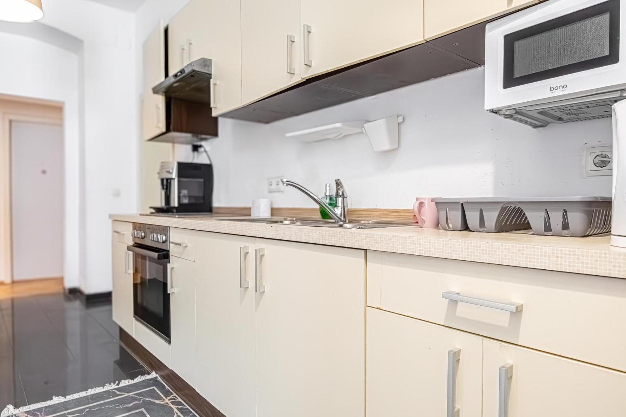 Near Danube & Millenium Tower - Massive Shared 4br Vienna