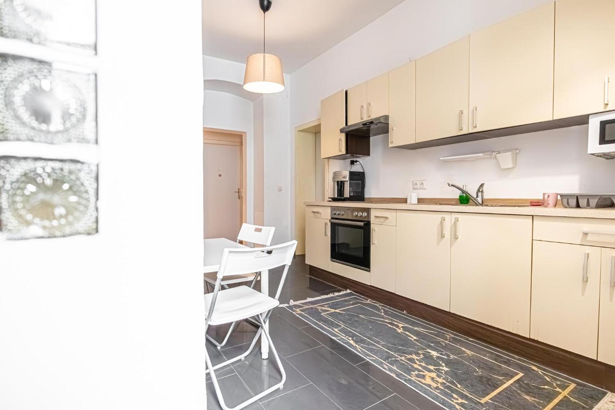 Near Danube & Millenium Tower - Massive Shared 4br * Vienna