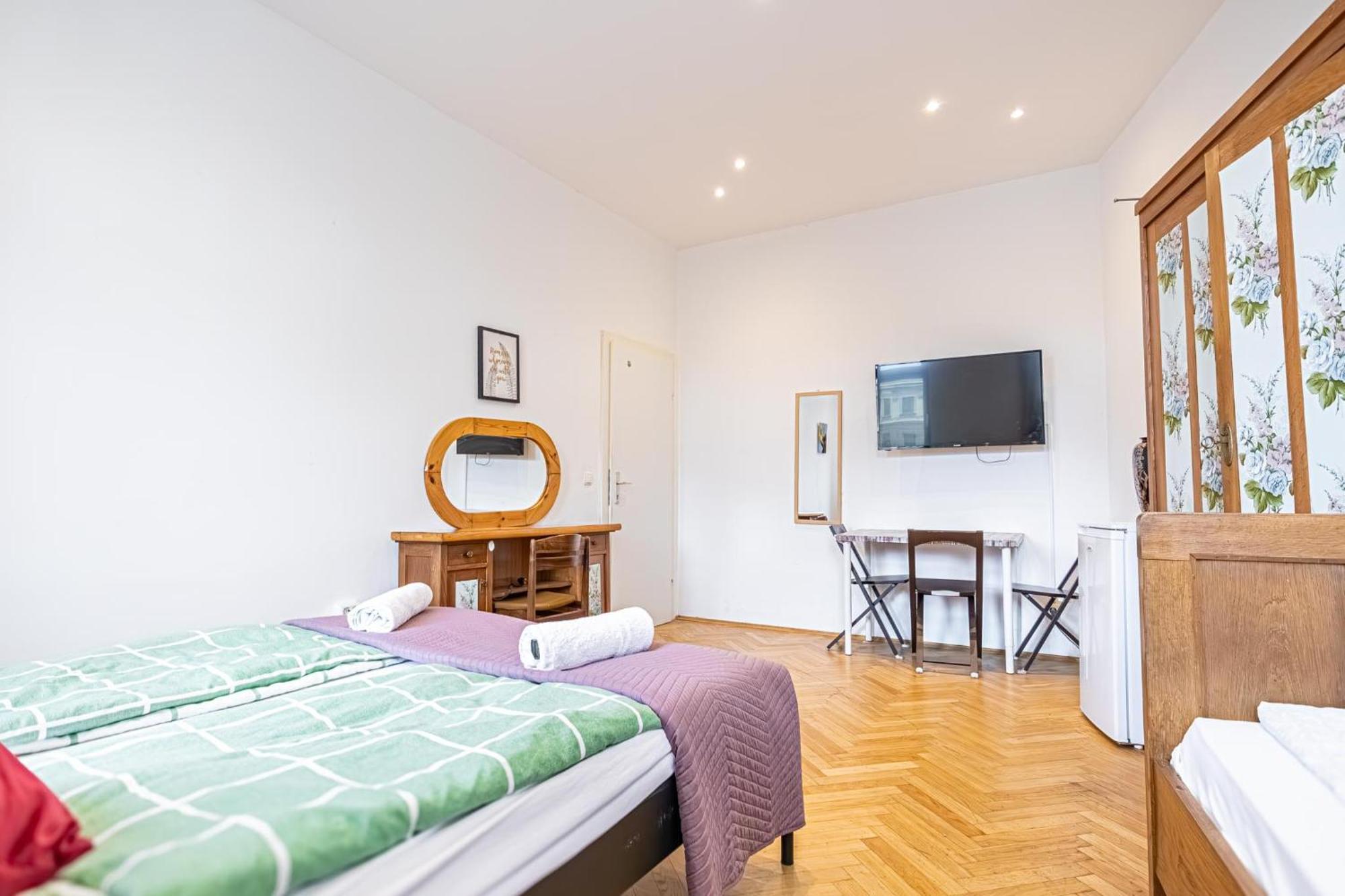 Near Danube & Millenium Tower - Massive Shared 4br *