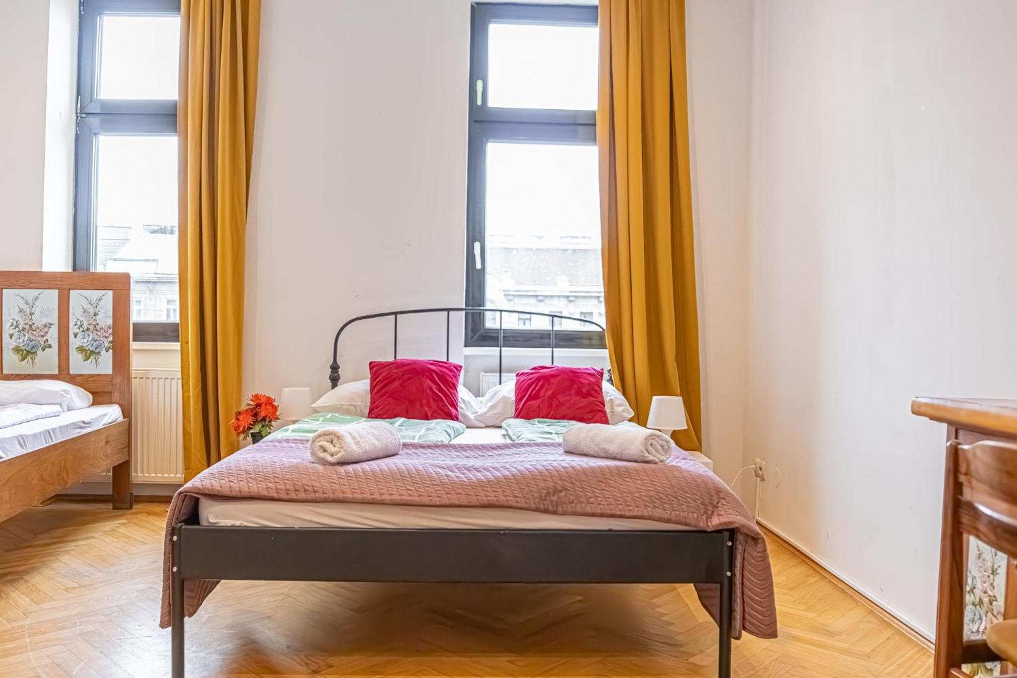 Near Danube & Millenium Tower - Massive Shared 4br * Vienna