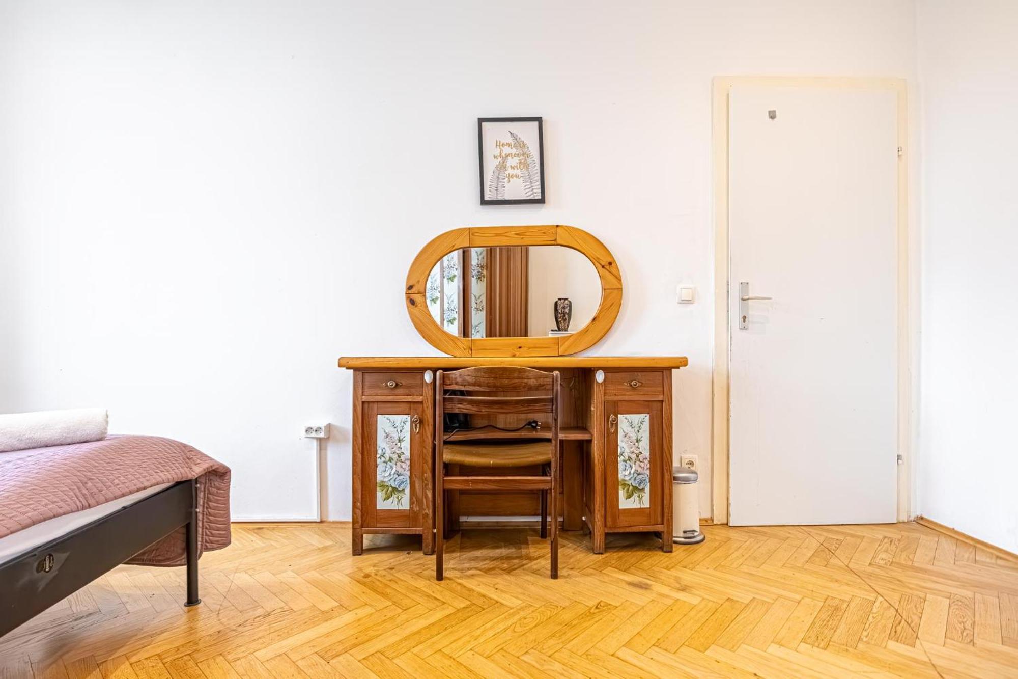 Near Danube & Millenium Tower - Massive Shared 4br Apartment