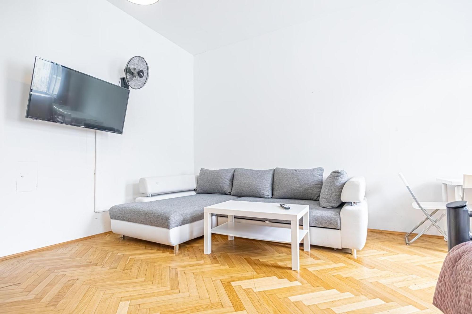 Near Danube & Millenium Tower - Massive Shared 4br Apartment *