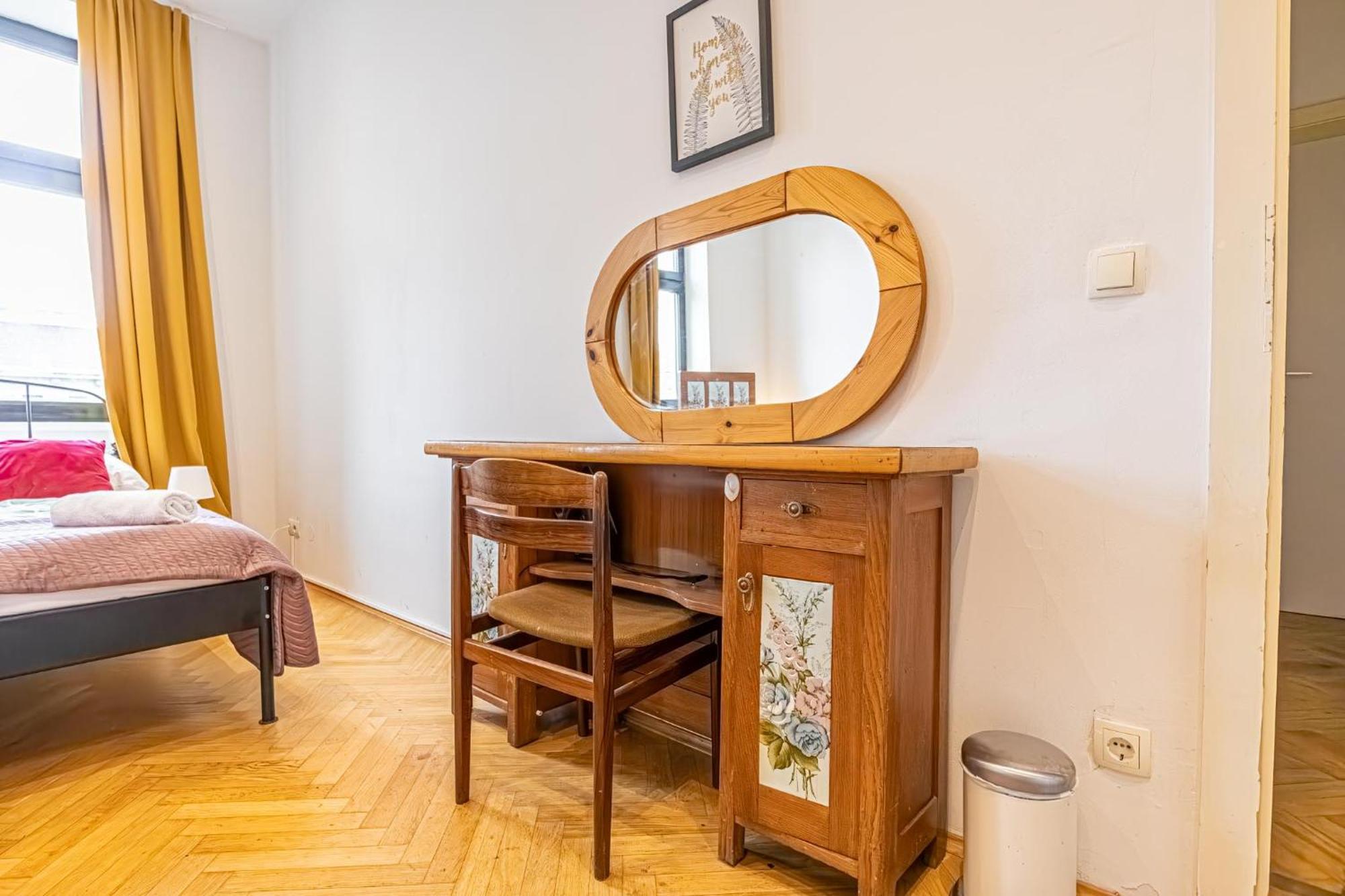 Apartment Near Danube & Millenium Tower - Massive Shared 4br *