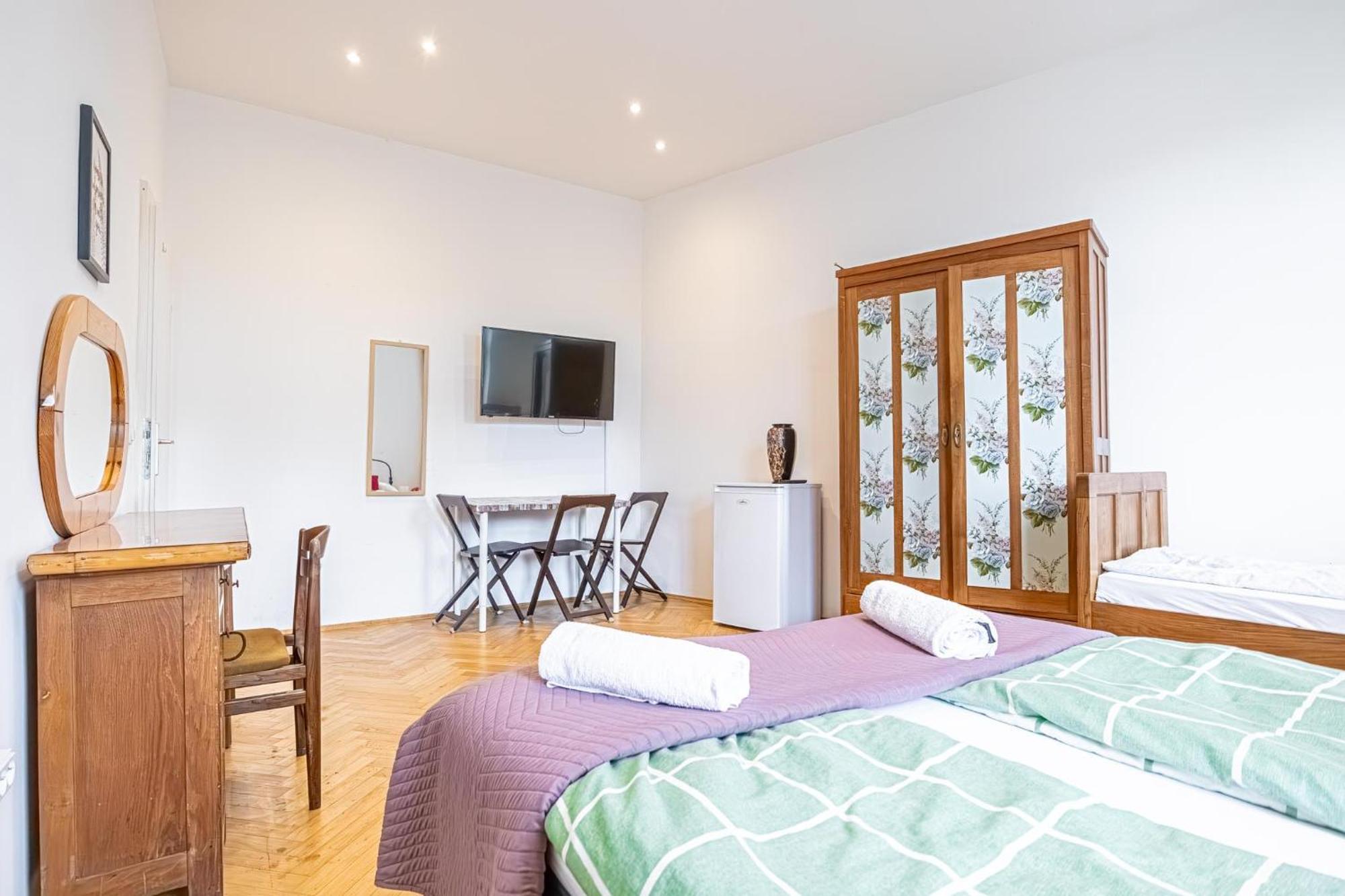 Near Danube & Millenium Tower - Massive Shared 4br Apartment