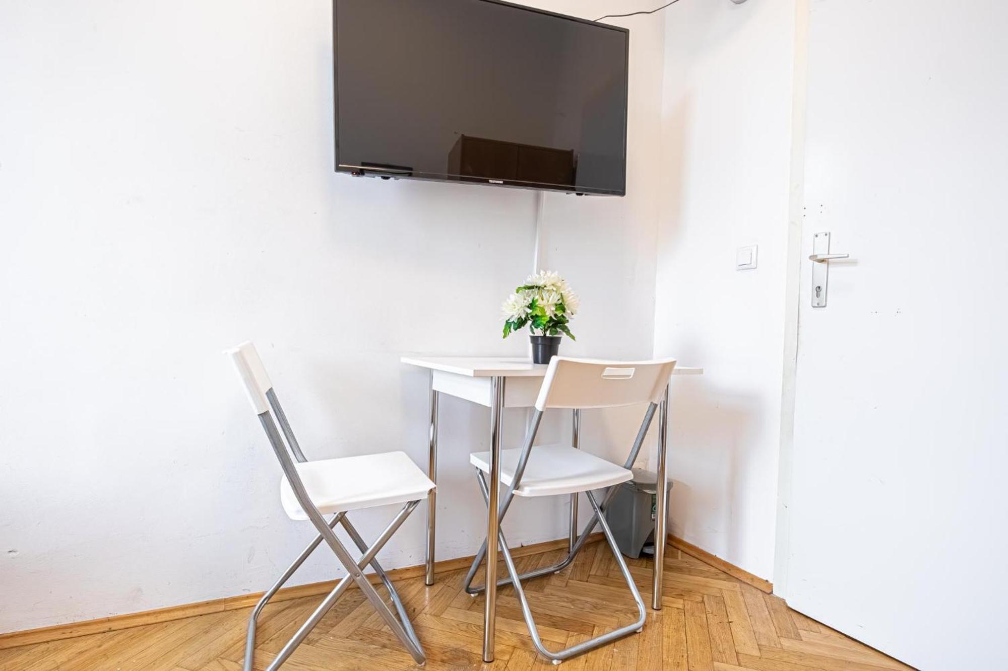Apartment Near Danube & Millenium Tower - Massive Shared 4br *