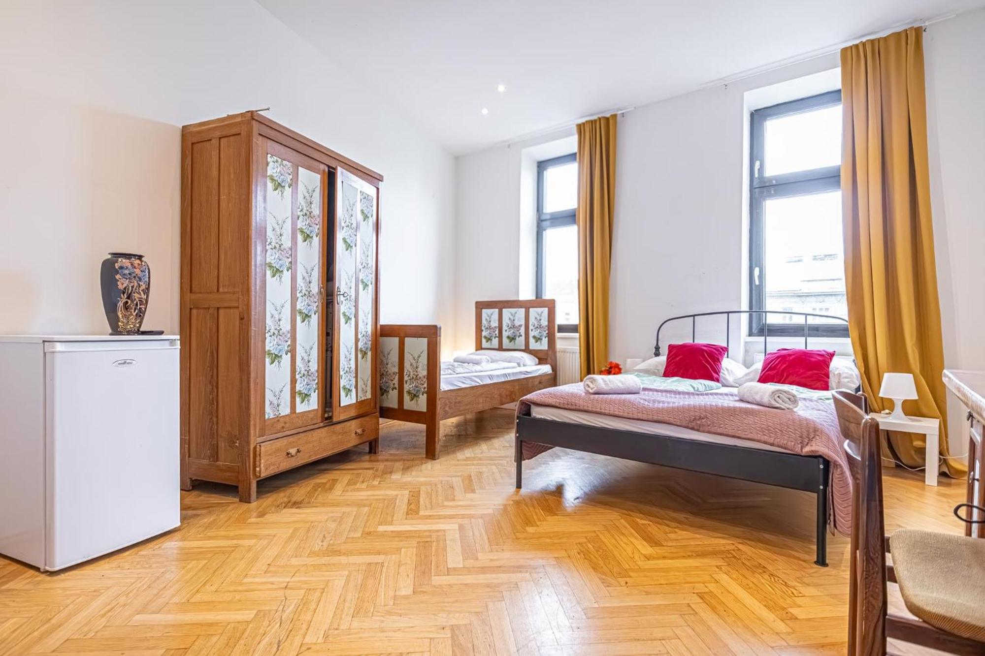 Apartment Near Danube & Millenium Tower - Massive Shared 4br