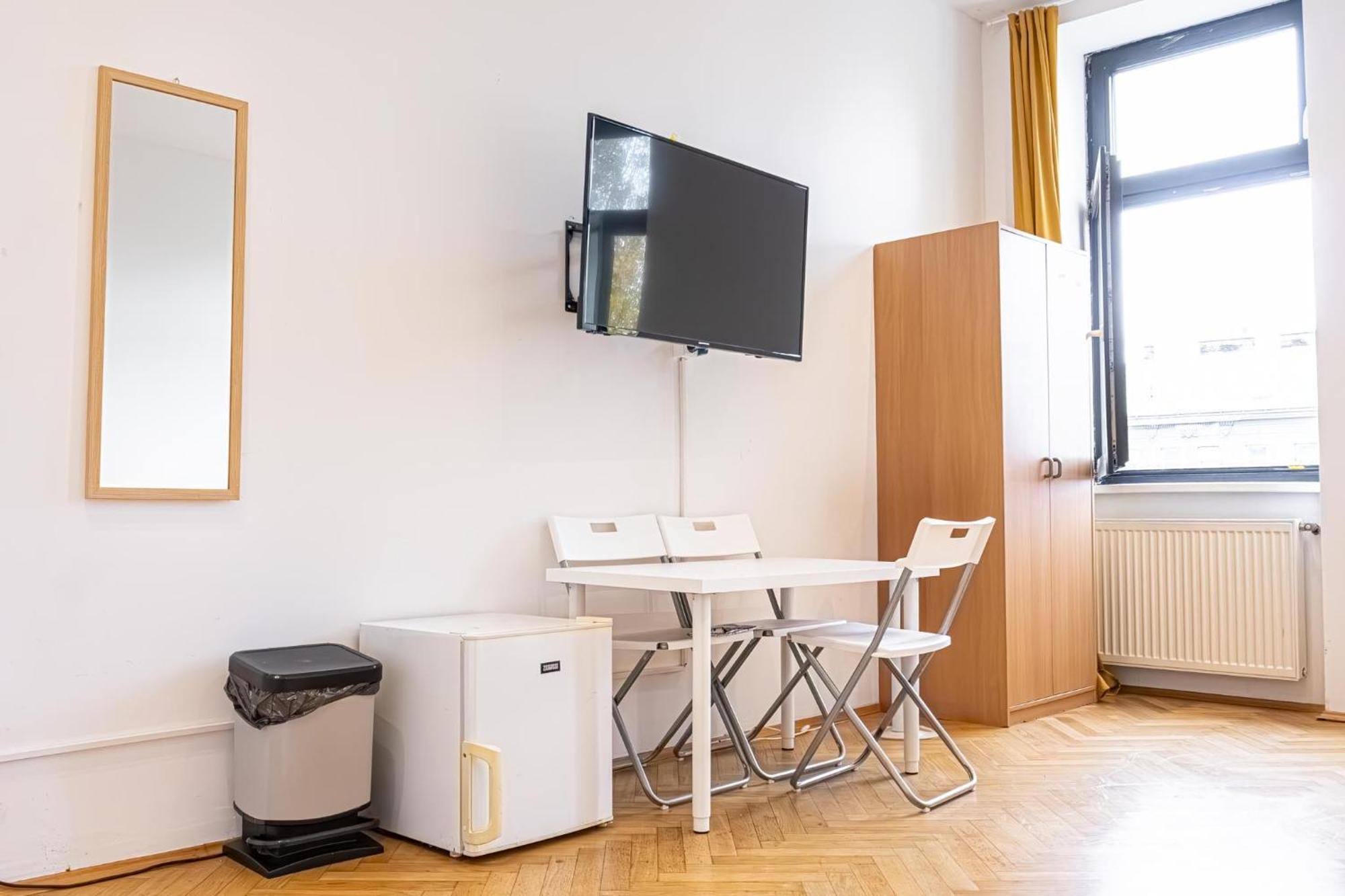 Near Danube & Millenium Tower - Massive Shared 4br * Vienna