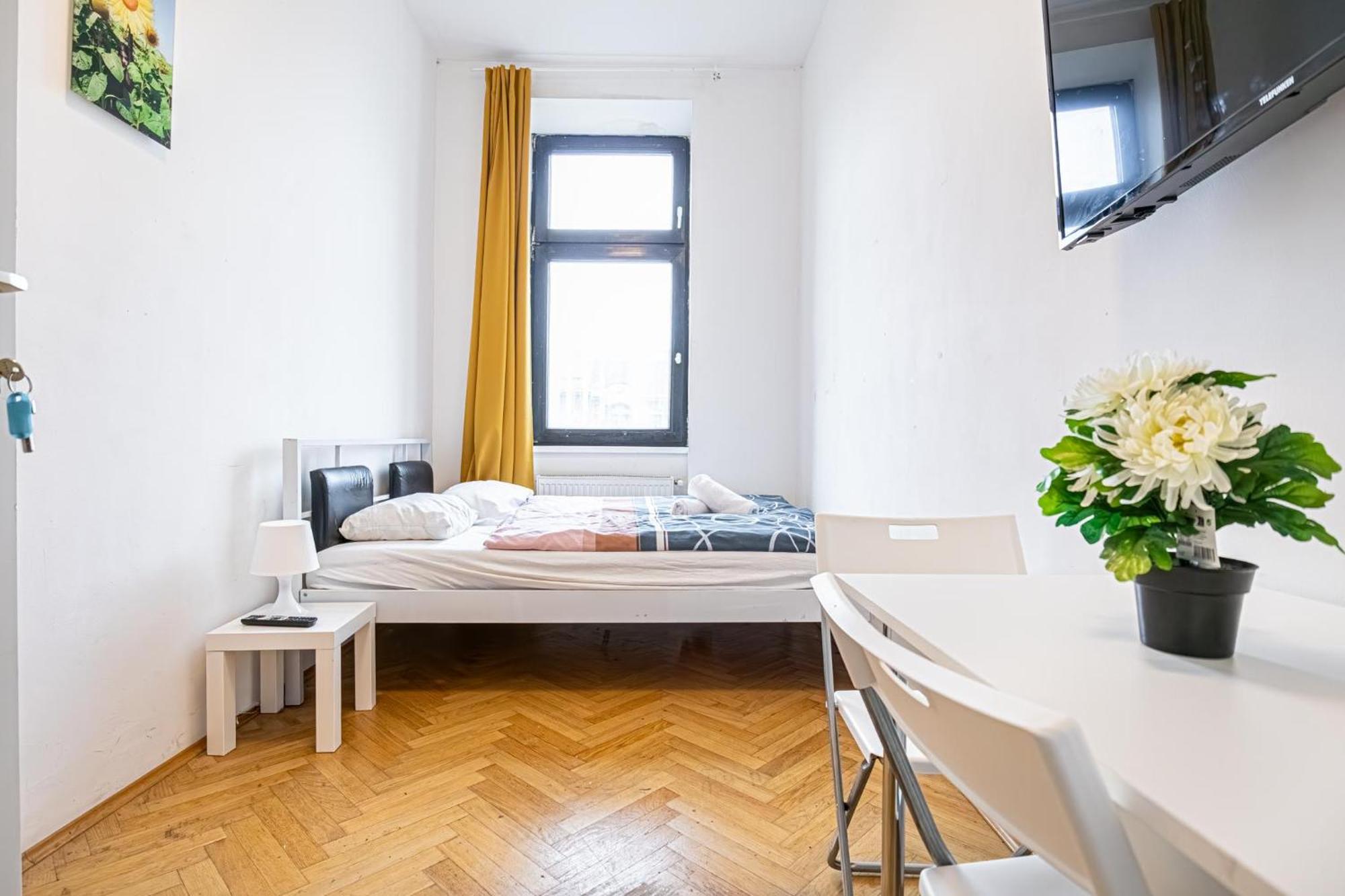 Apartment Near Danube & Millenium Tower - Massive Shared 4br