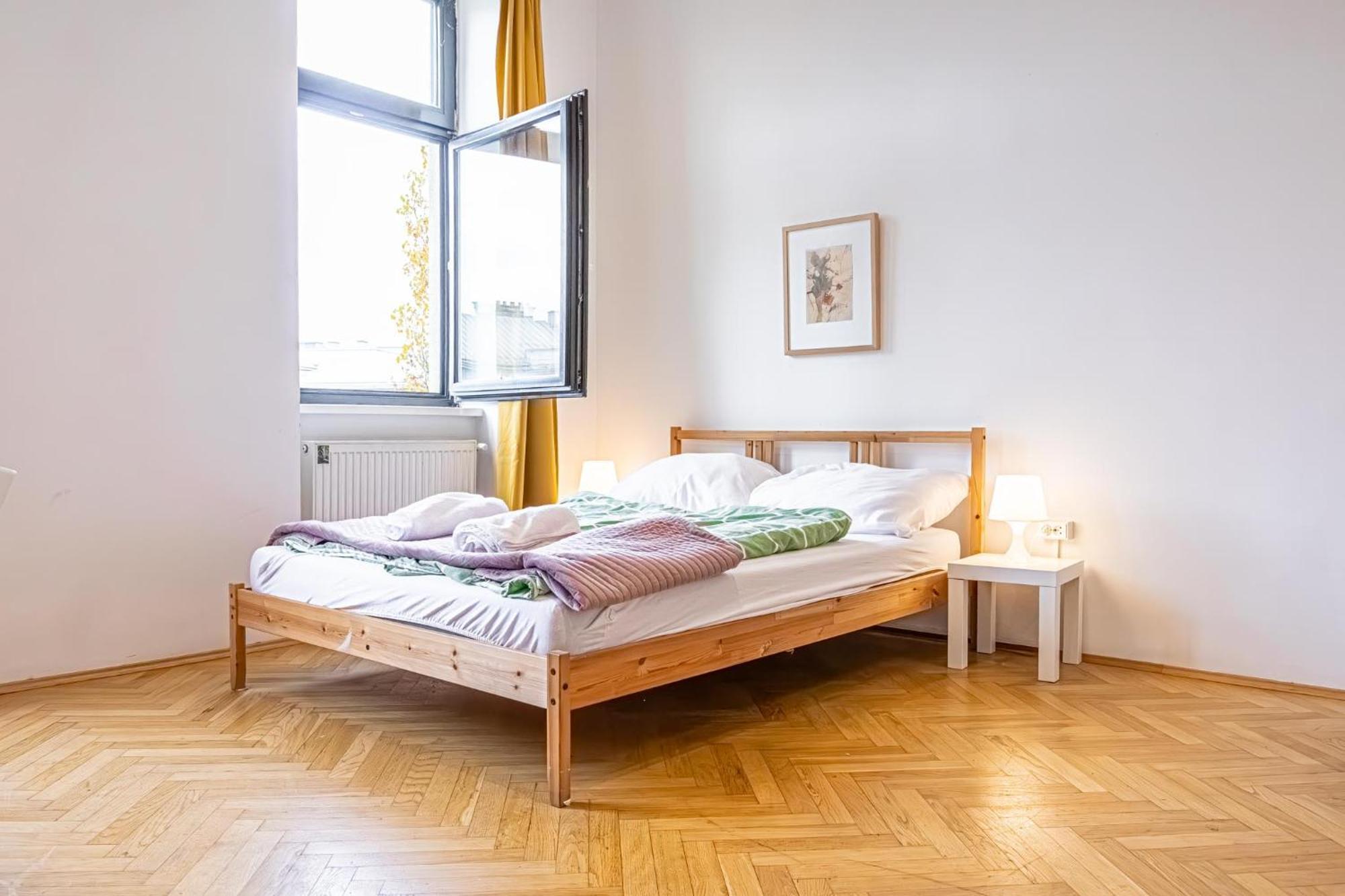 Apartment Near Danube & Millenium Tower - Massive Shared 4br *