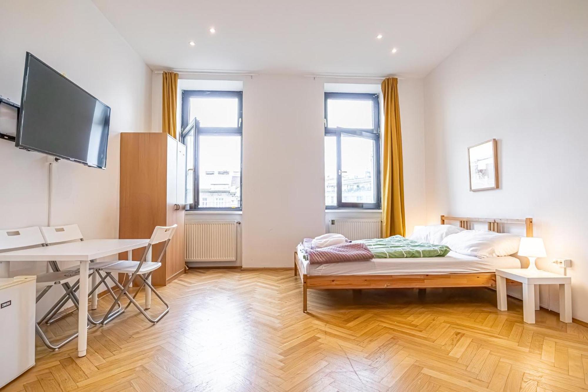 Near Danube & Millenium Tower - Massive Shared 4br Vienna