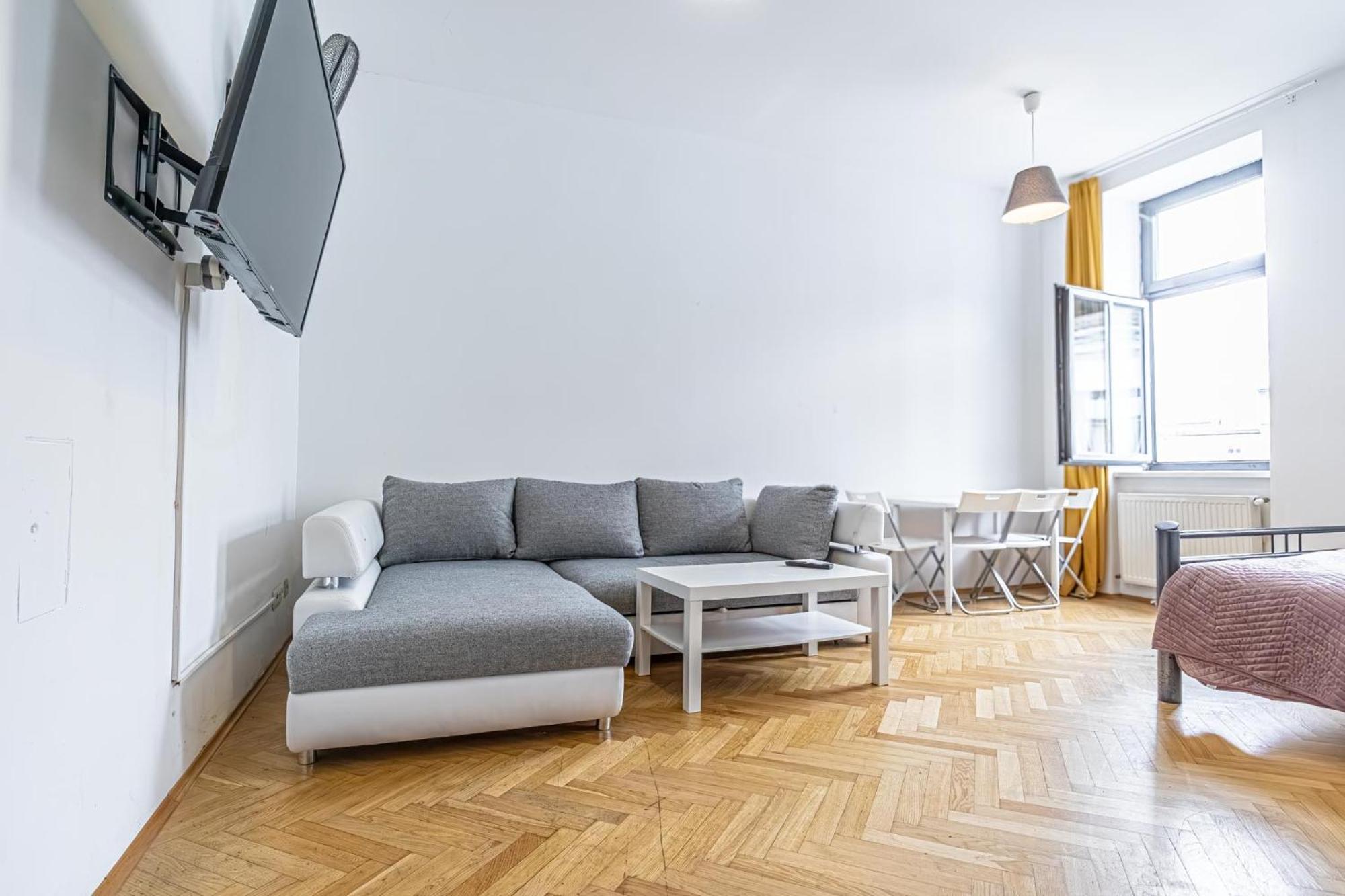 Near Danube & Millenium Tower - Massive Shared 4br Apartment Vienna