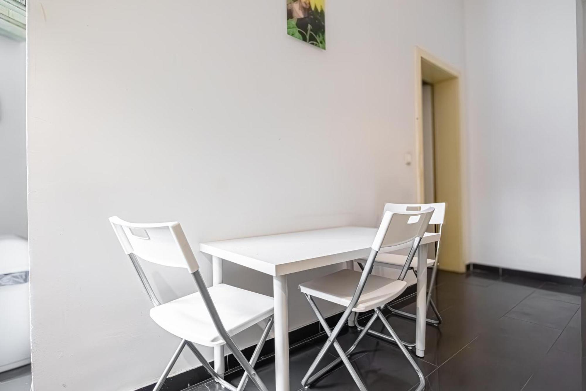 Near Danube & Millenium Tower - Massive Shared 4br Vienna