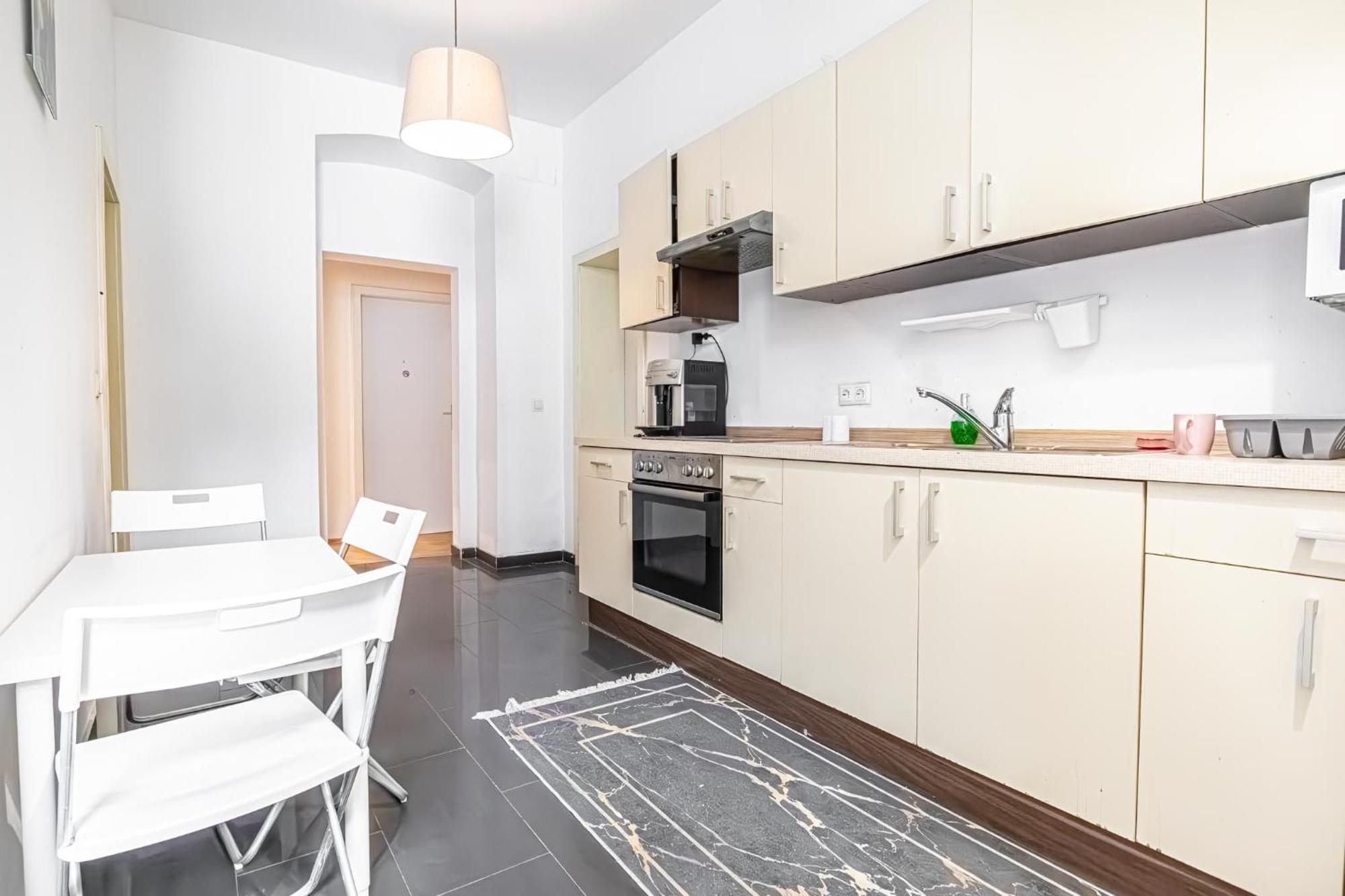 Near Danube & Millenium Tower - Massive Shared 4br * Vienna