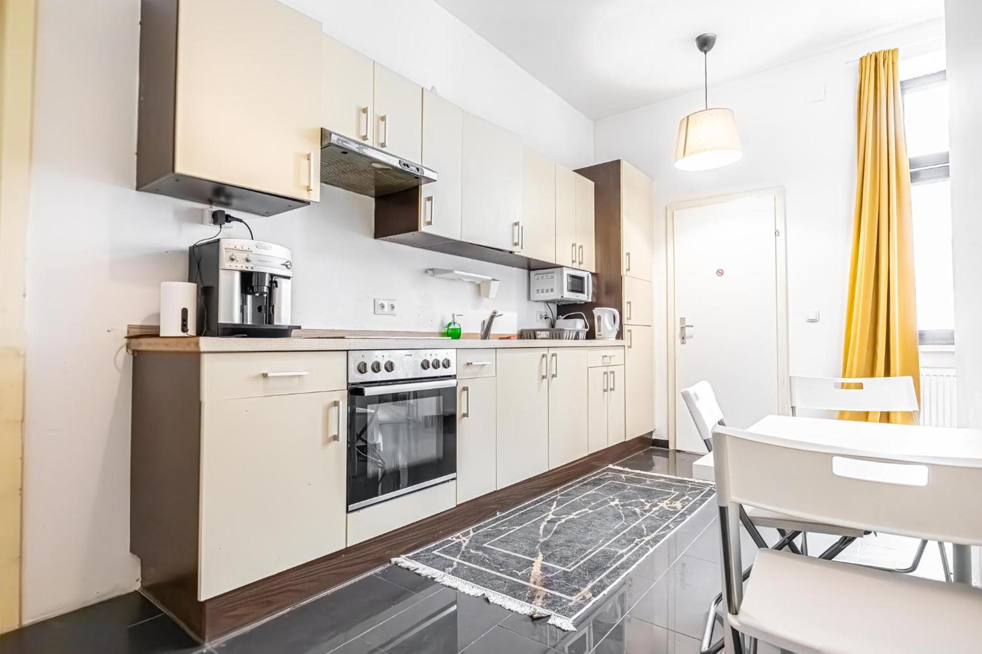 Near Danube & Millenium Tower - Massive Shared 4br * Vienna