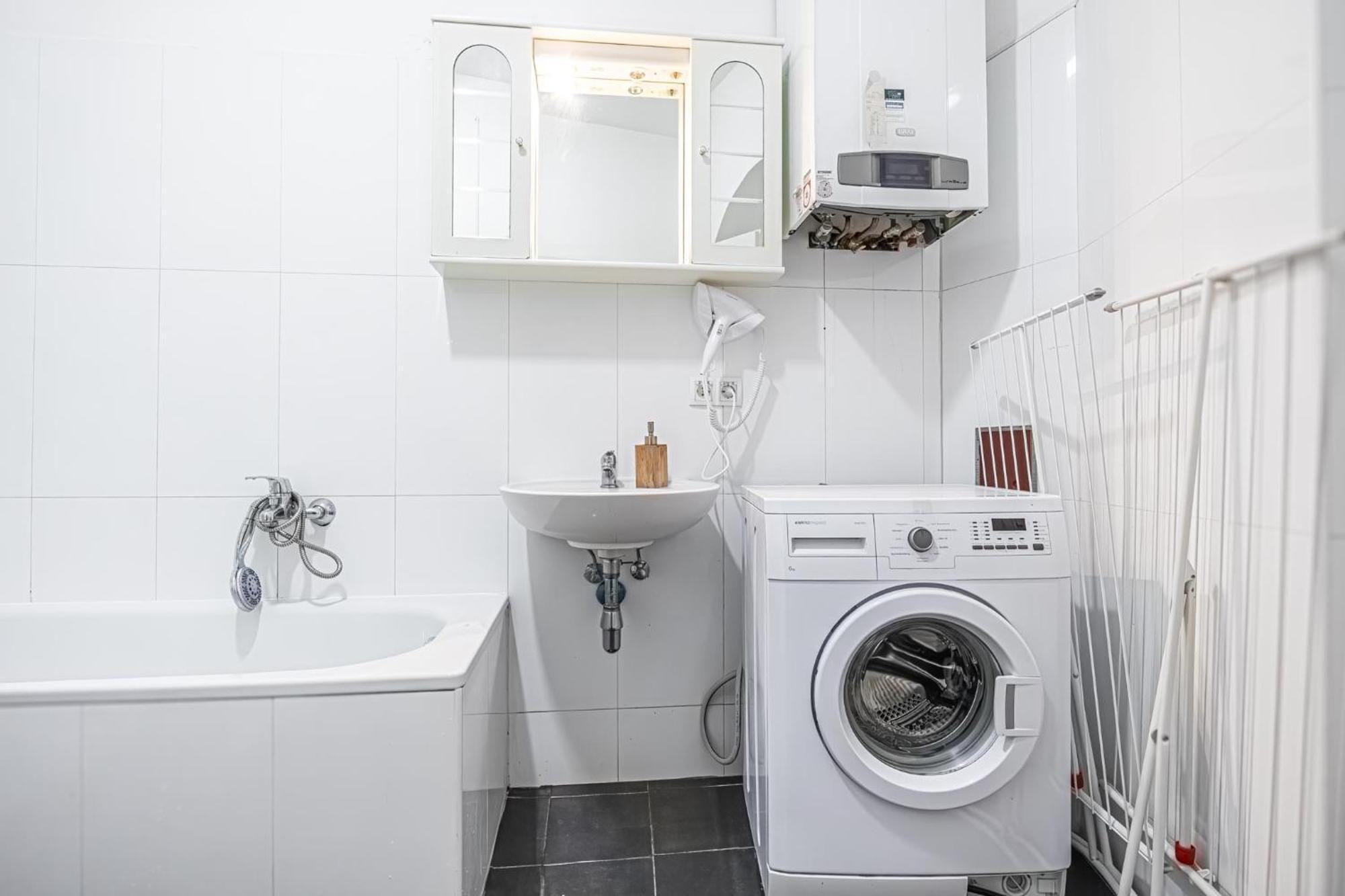 Near Danube & Millenium Tower - Massive Shared 4br Apartment