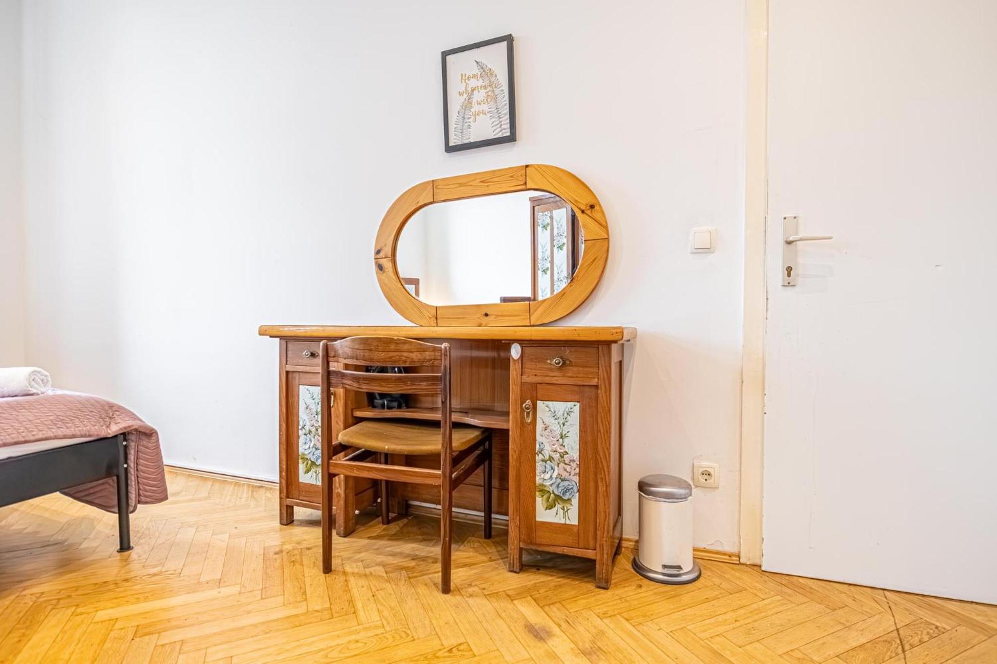 Near Danube & Millenium Tower - Massive Shared 4br Vienna
